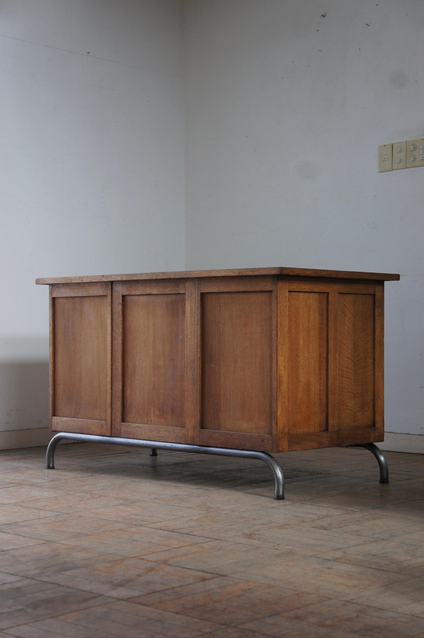 Wooden desk w/steel leg