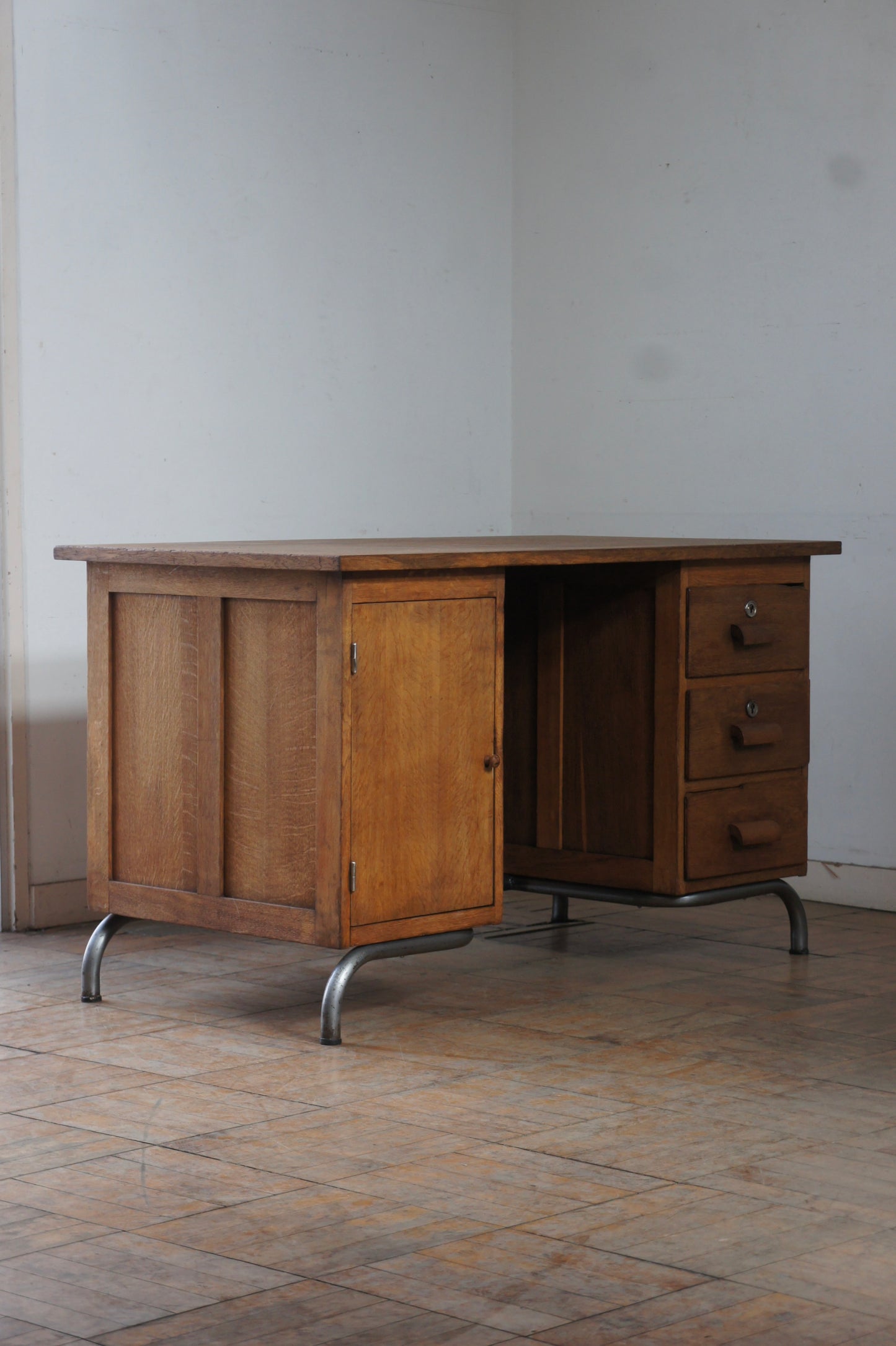 Wooden desk w/steel leg