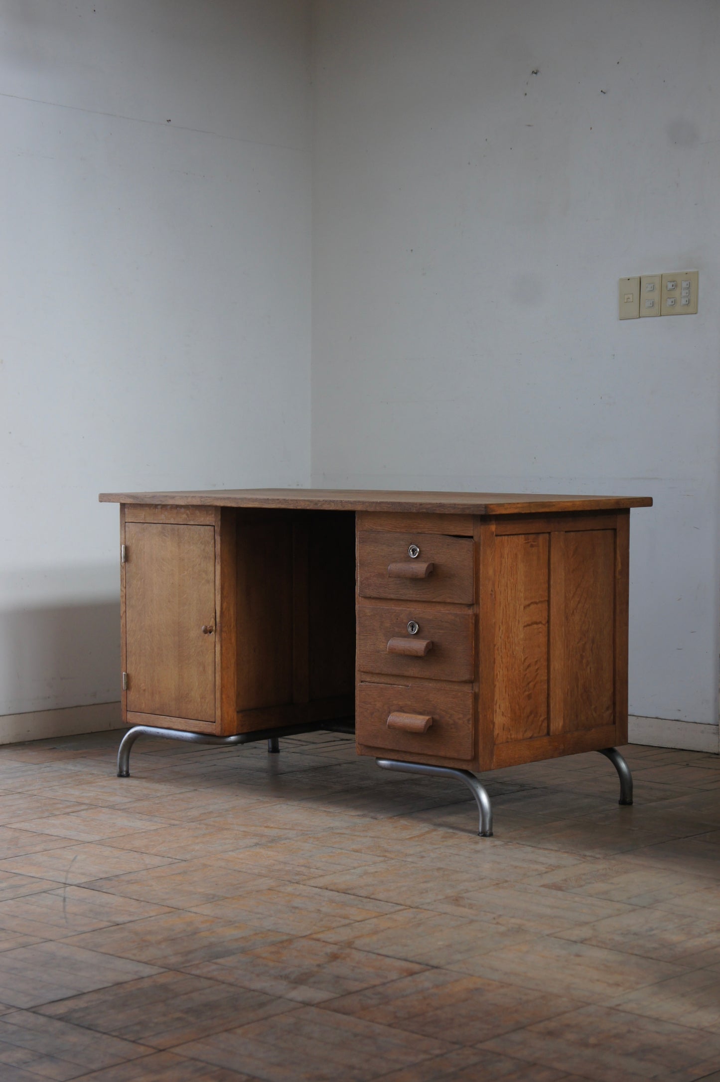 Wooden desk w/steel leg