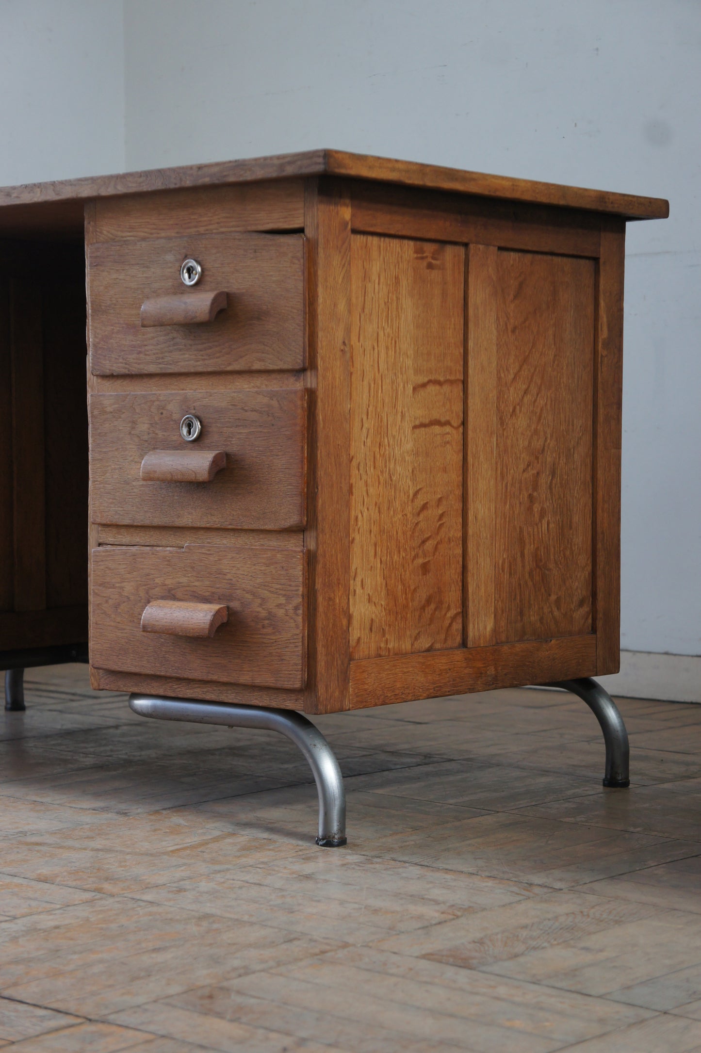 Wooden desk w/steel leg