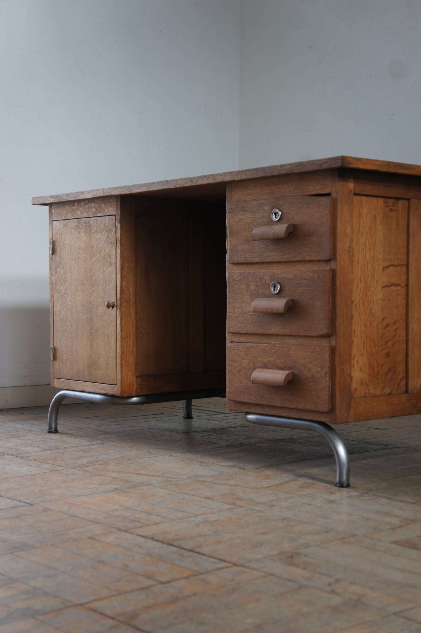 Wooden desk w/steel leg