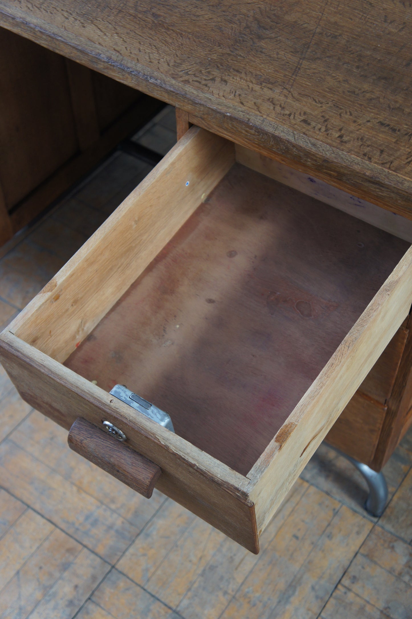 Wooden desk w/steel leg