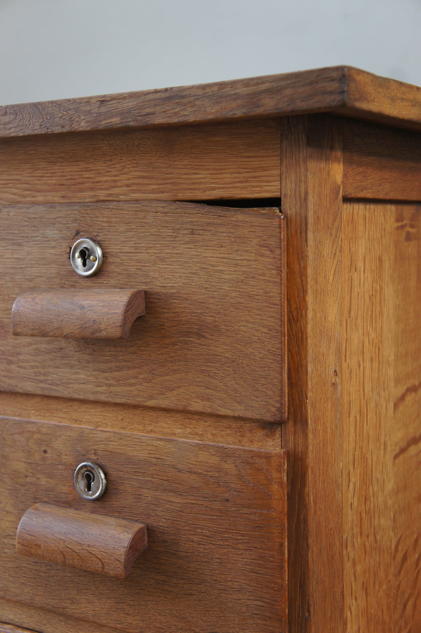 Wooden desk w/steel leg