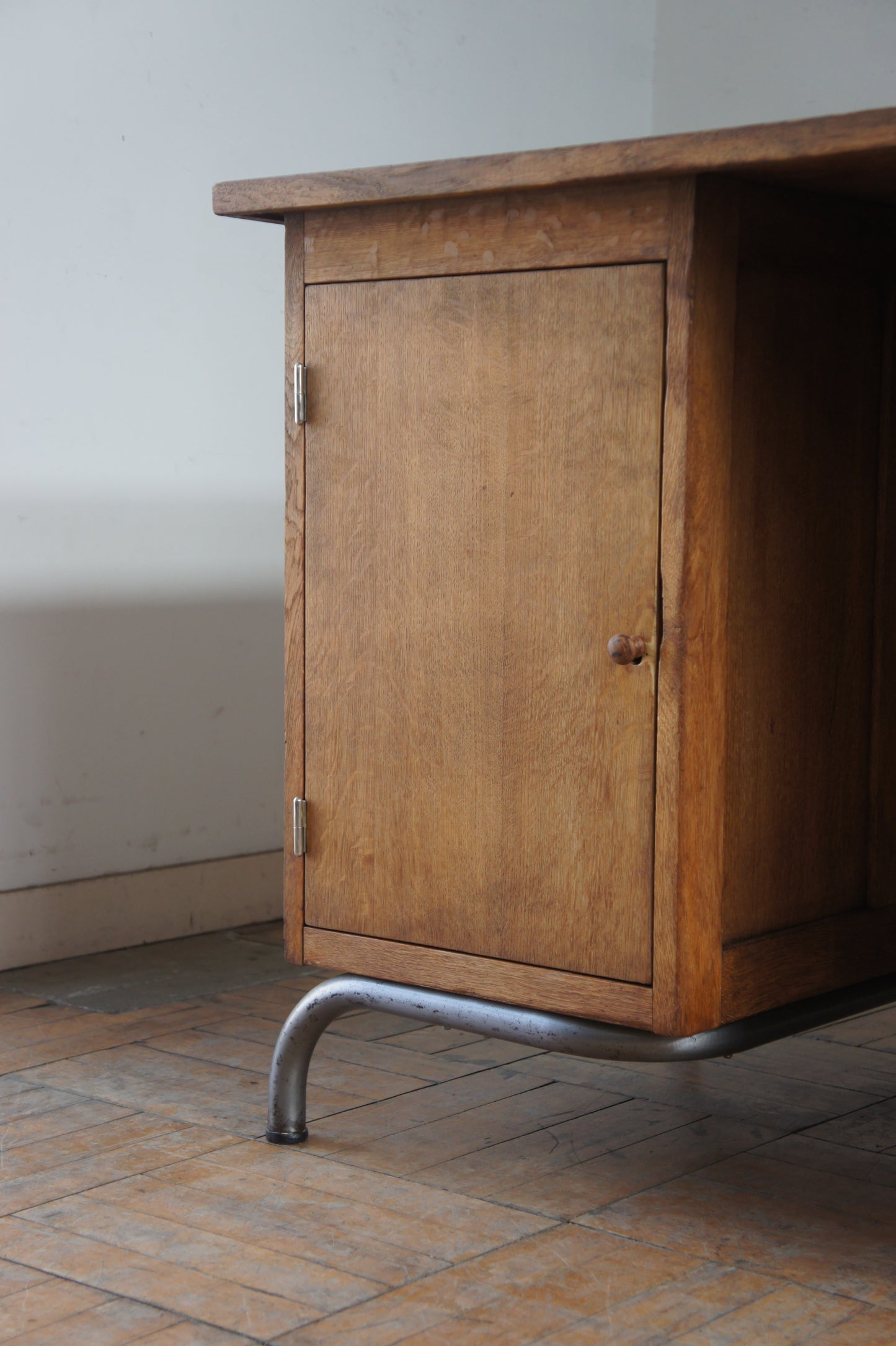 Wooden desk w/steel leg