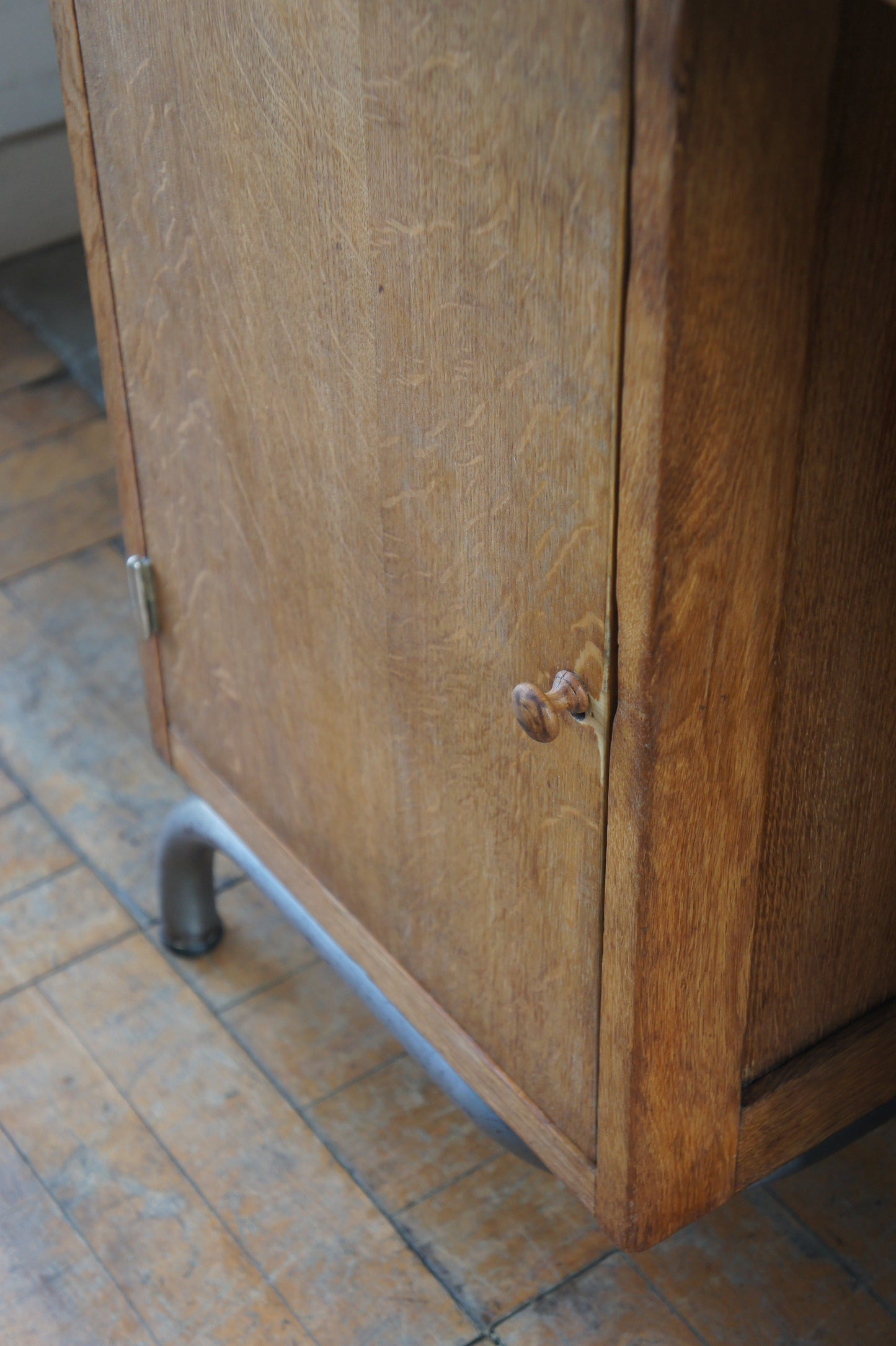 Wooden desk w/steel leg