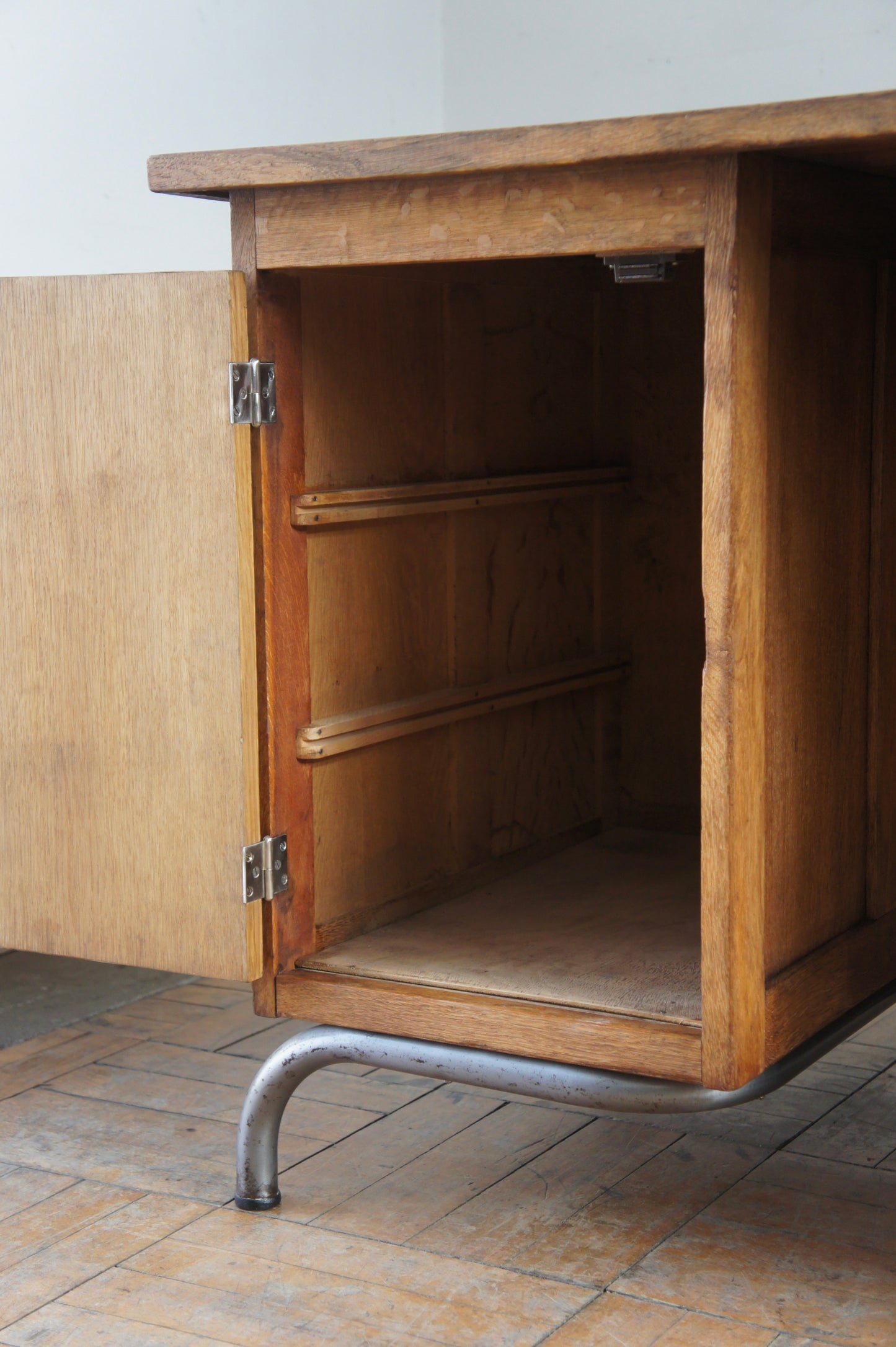 Wooden desk w/steel leg