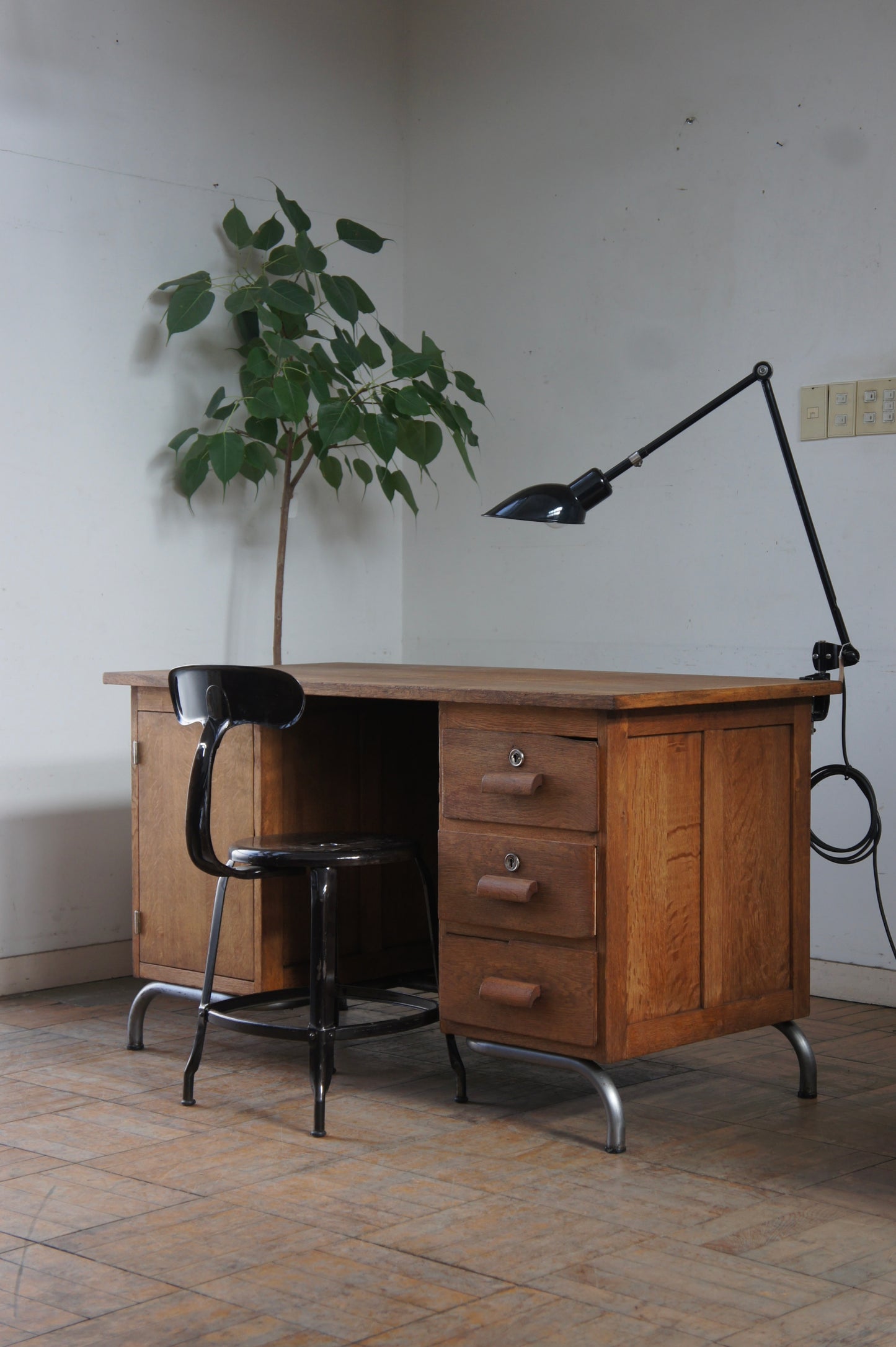 Wooden desk w/steel leg