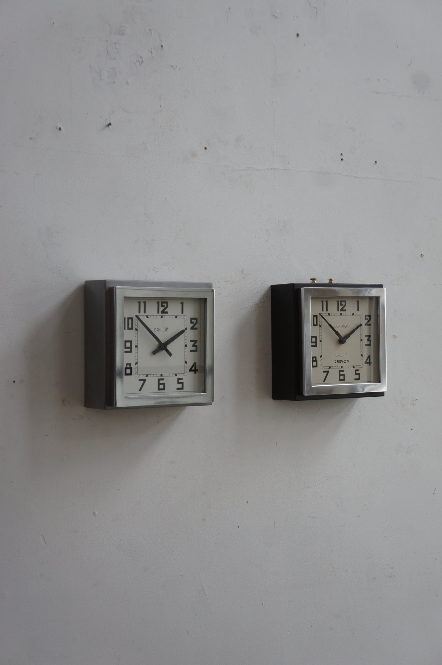 BRILLIÉ Wall clock / carré noir