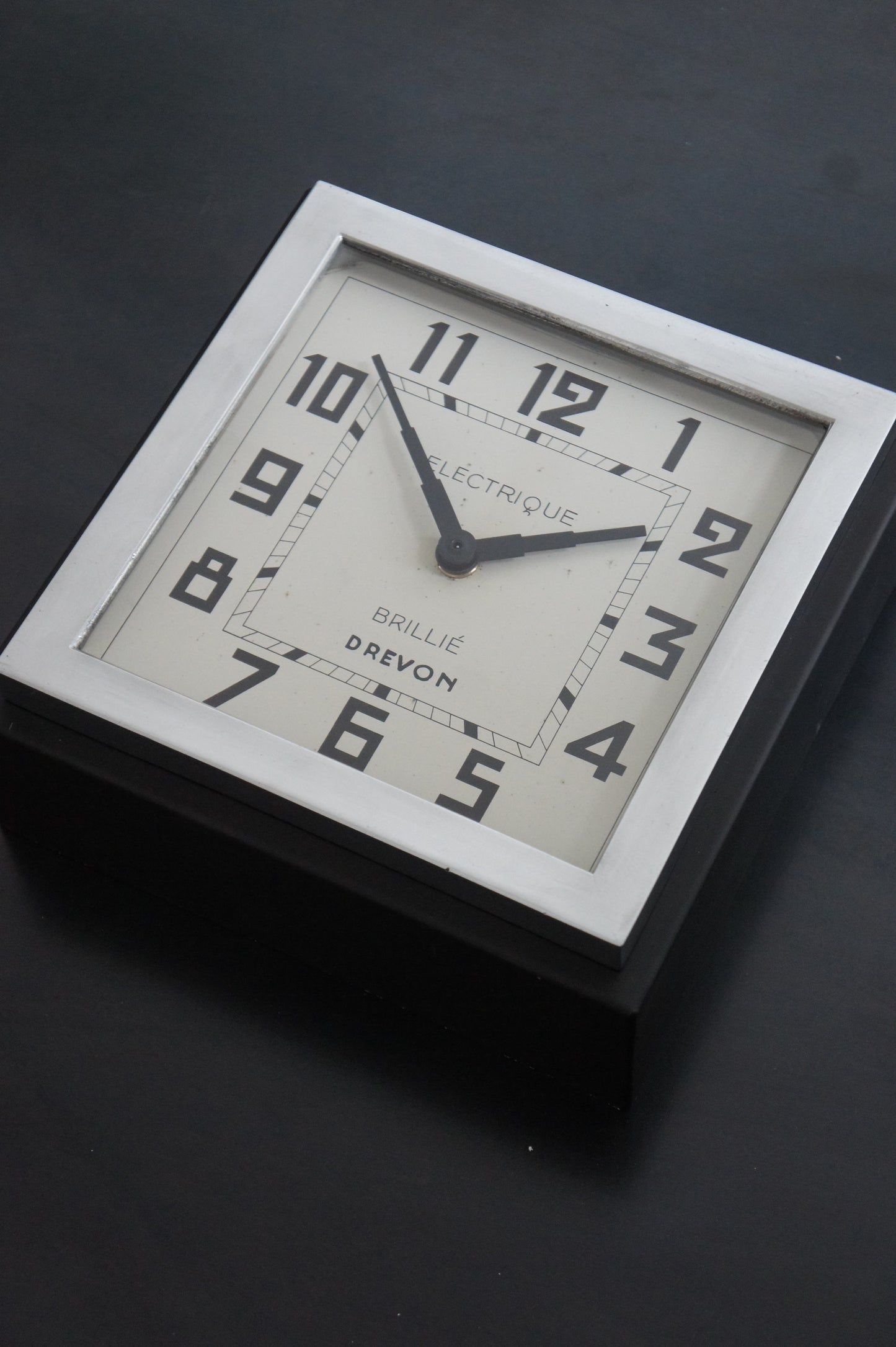 BRILLIÉ Wall clock / carré noir