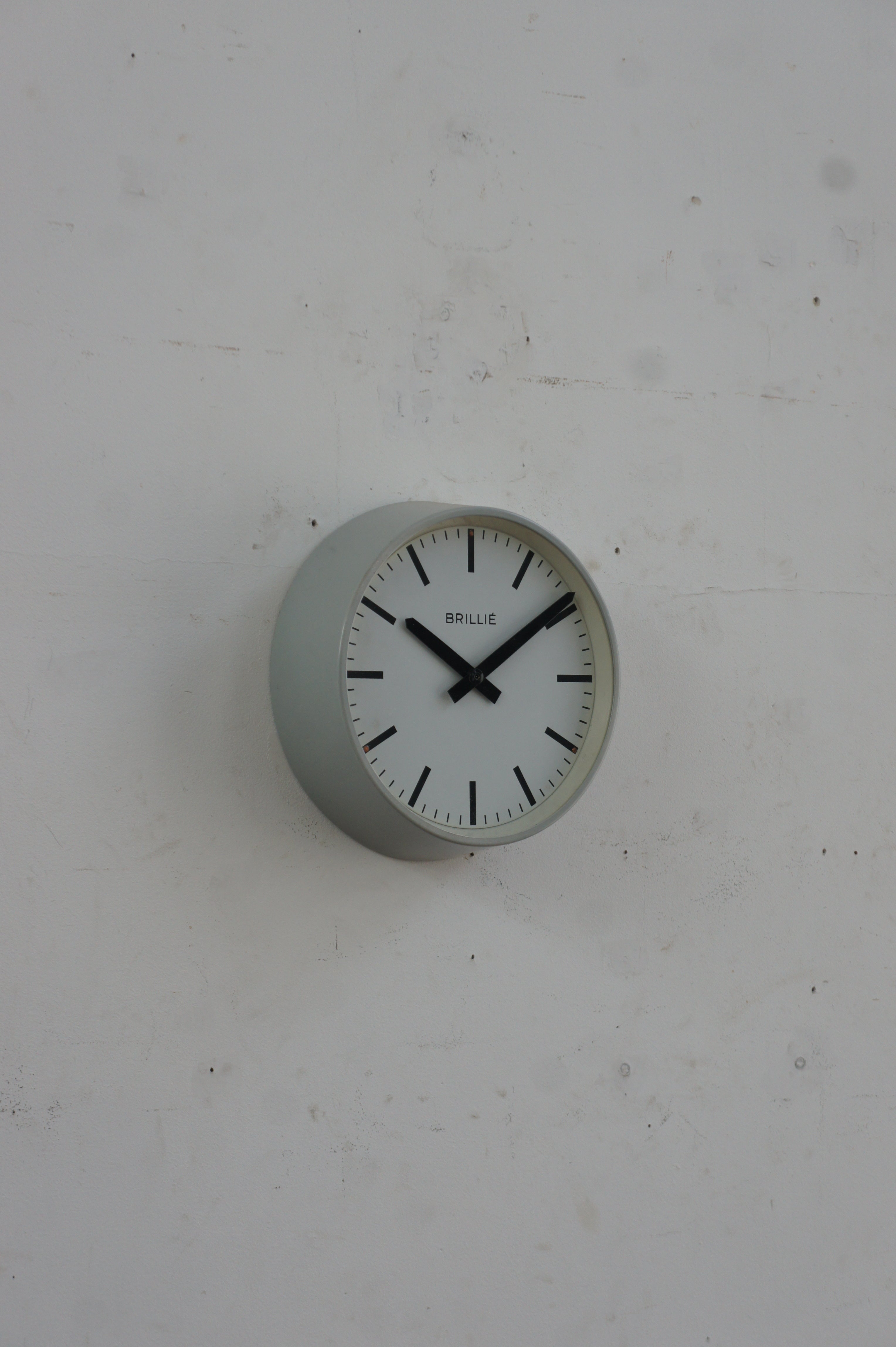 BRILLIÉ Wall Clock / gris clair – fertravail