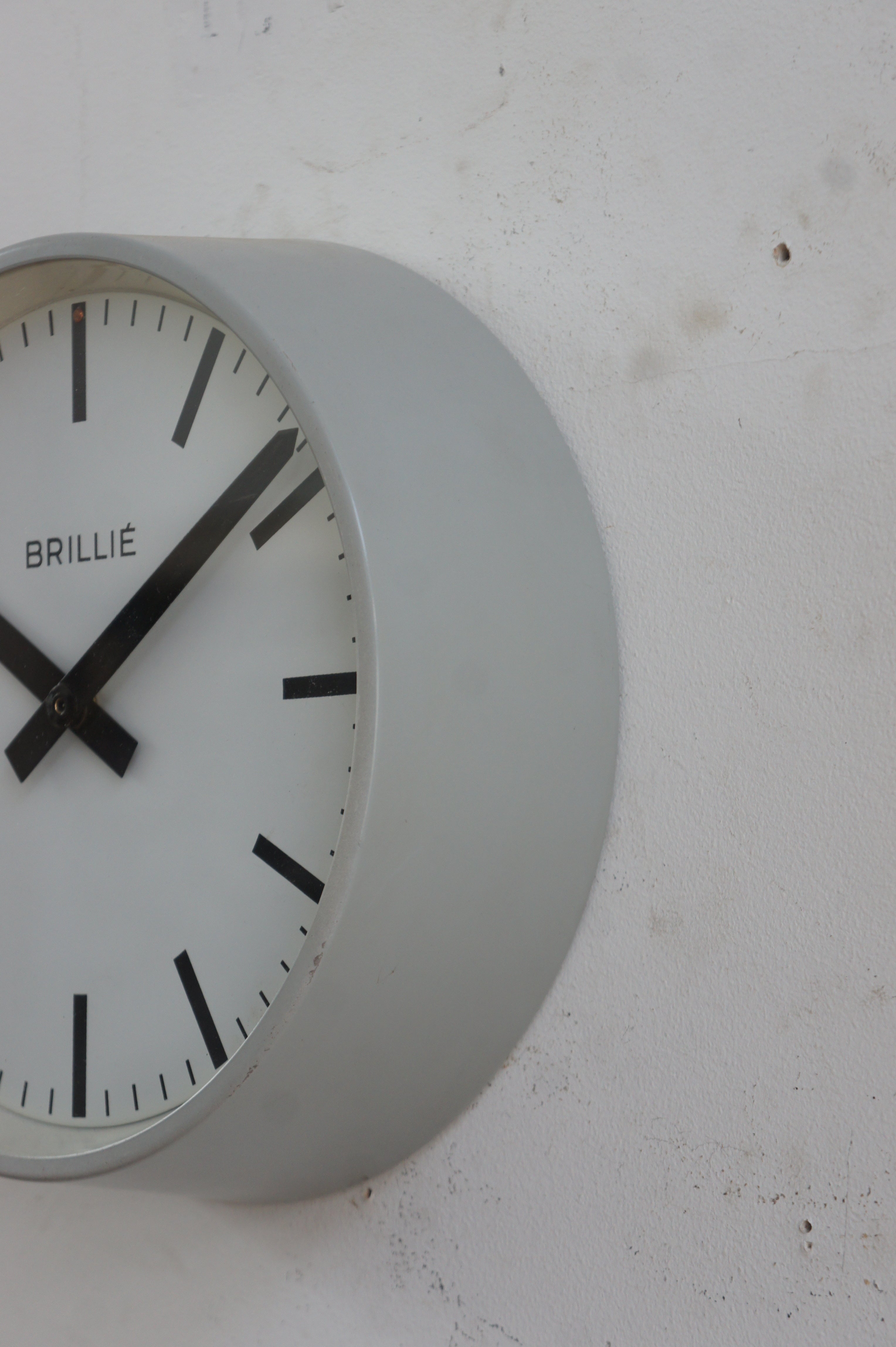 BRILLIÉ Wall Clock / gris clair – fertravail