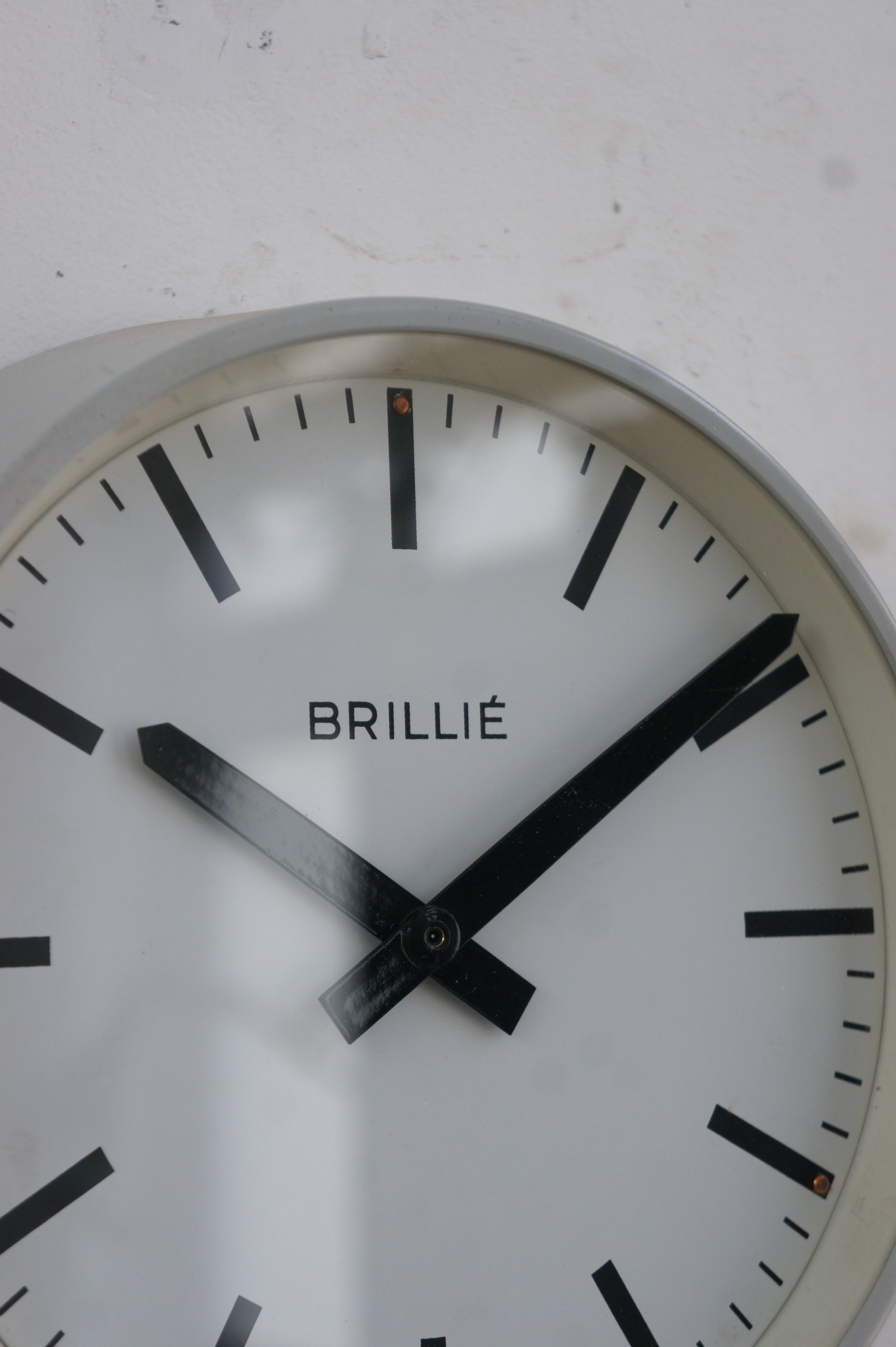 BRILLIÉ Wall Clock / gris clair – fertravail