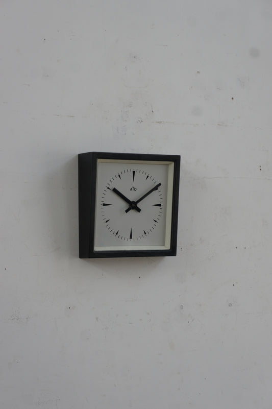ATO Wall Clock / carré noir