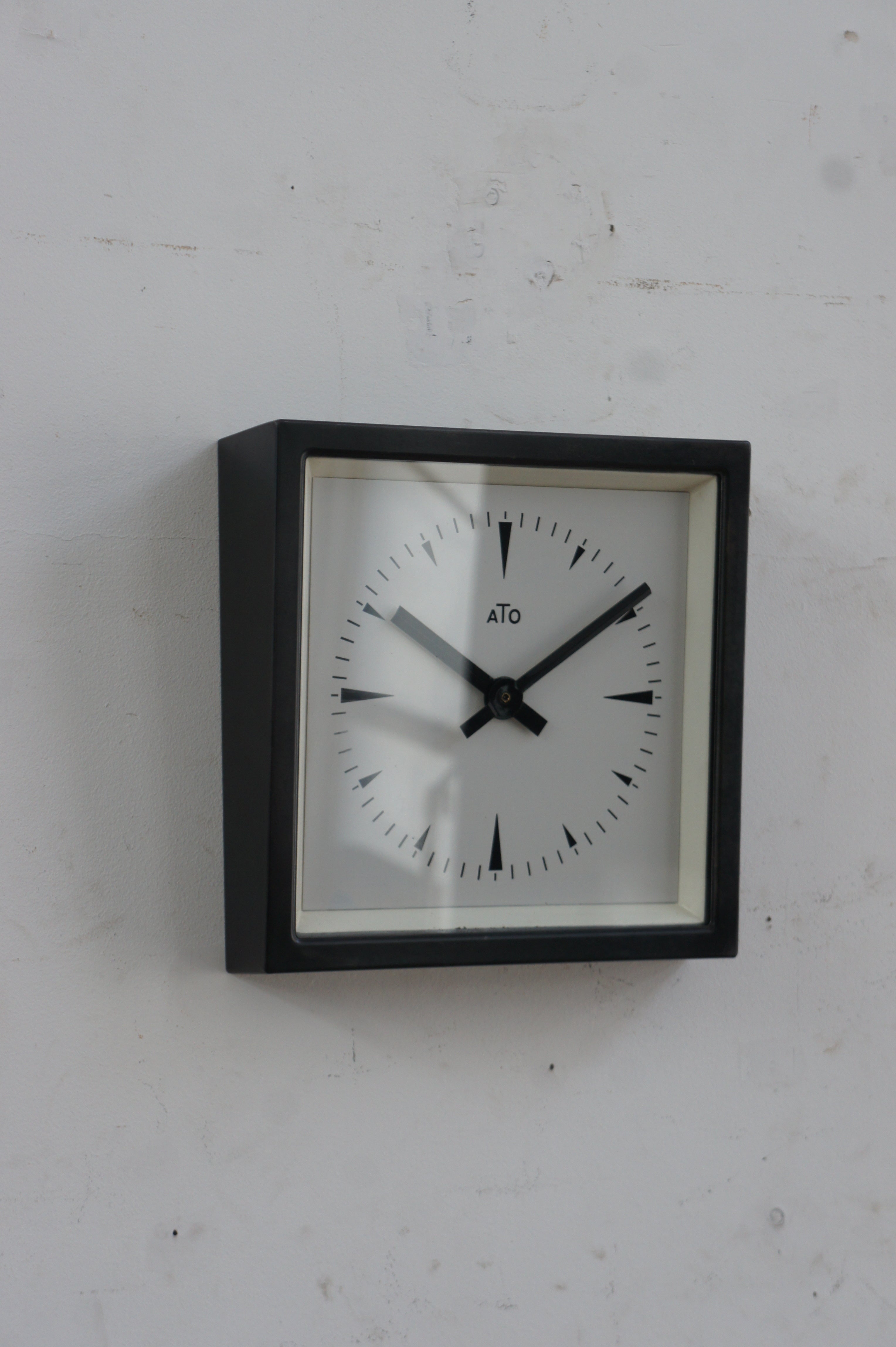 ATO Wall Clock / carré noir – fertravail