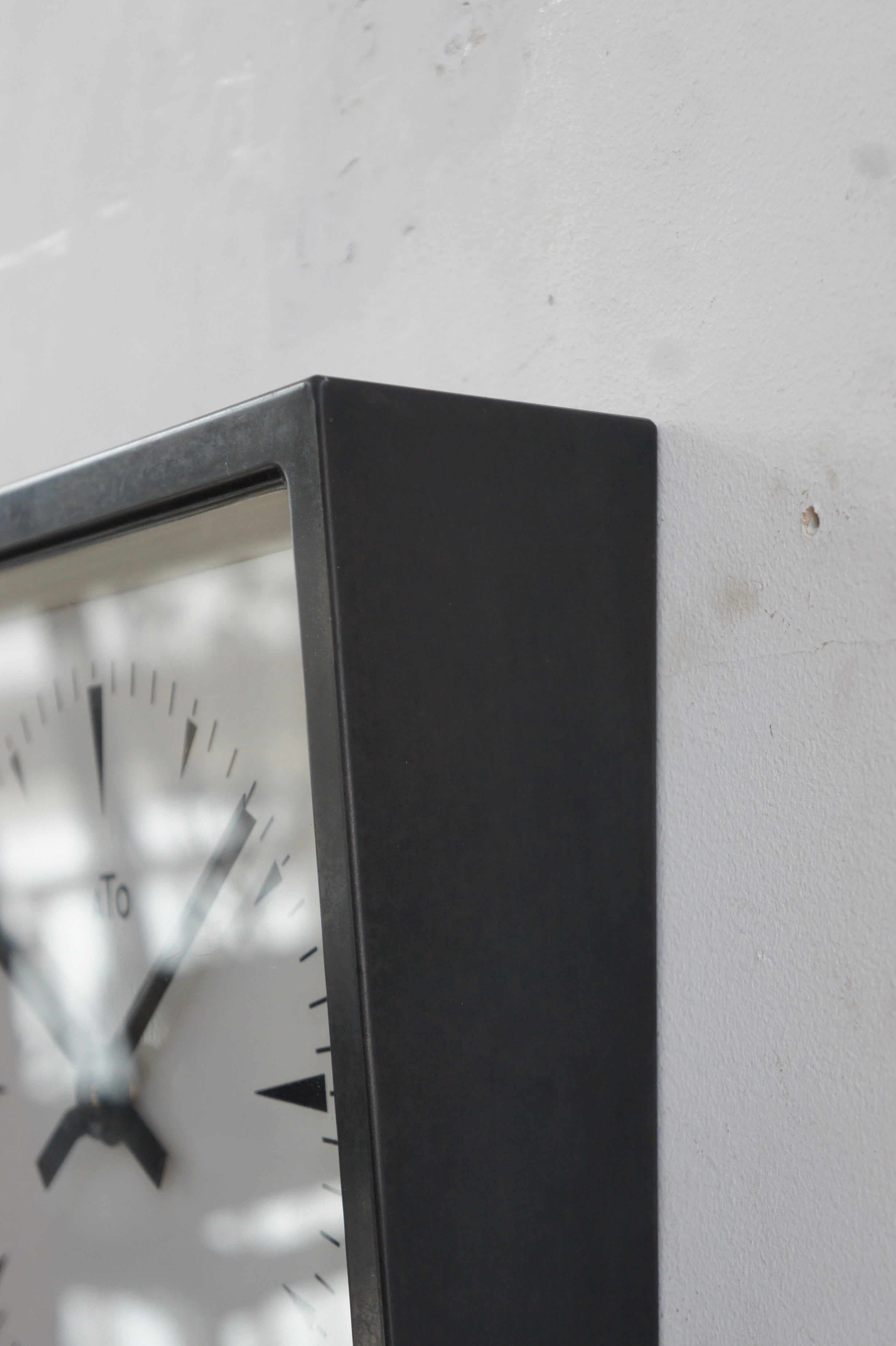 ATO Wall Clock / carré noir – fertravail