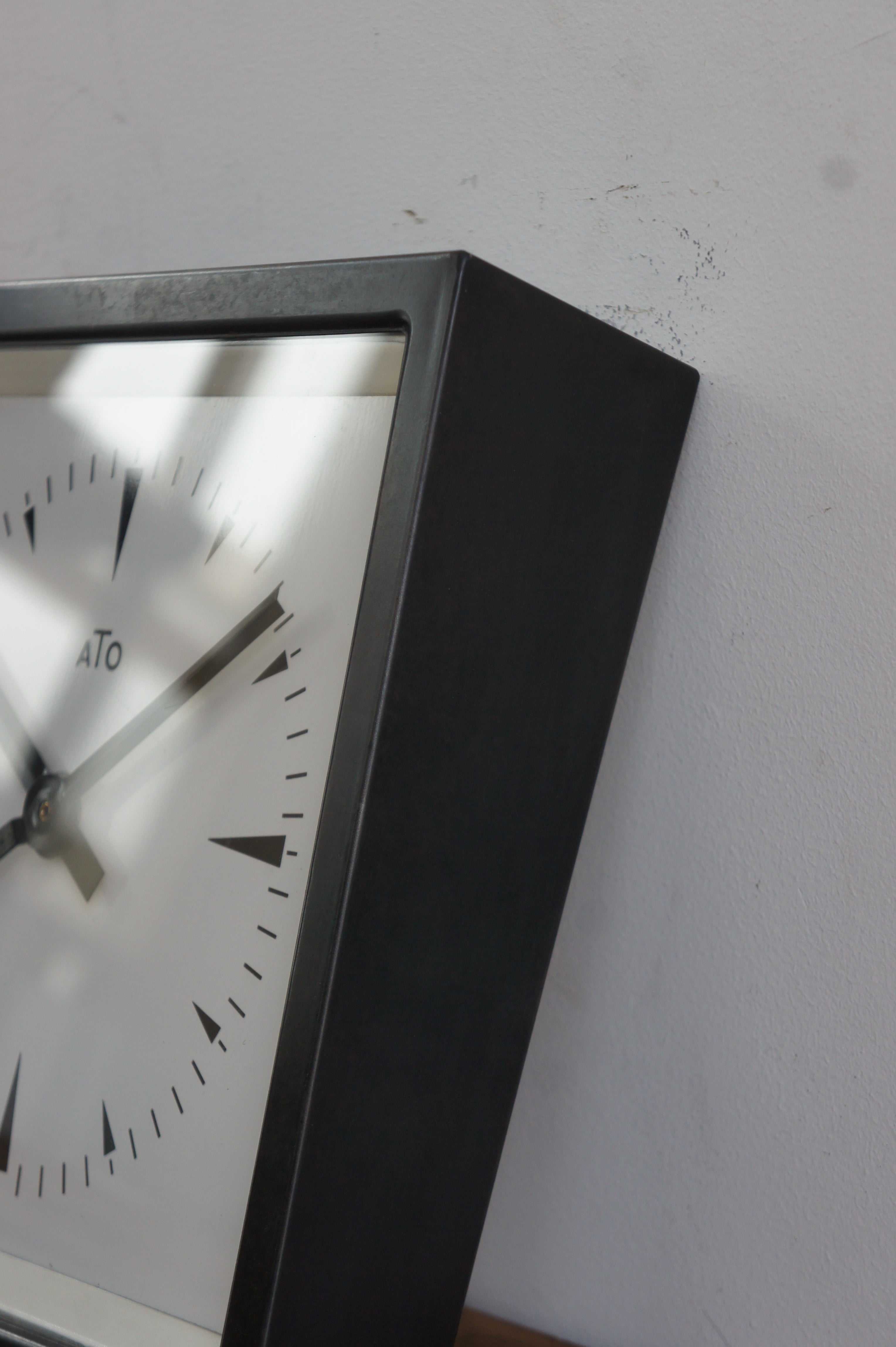 ATO Wall Clock / carré noir – fertravail