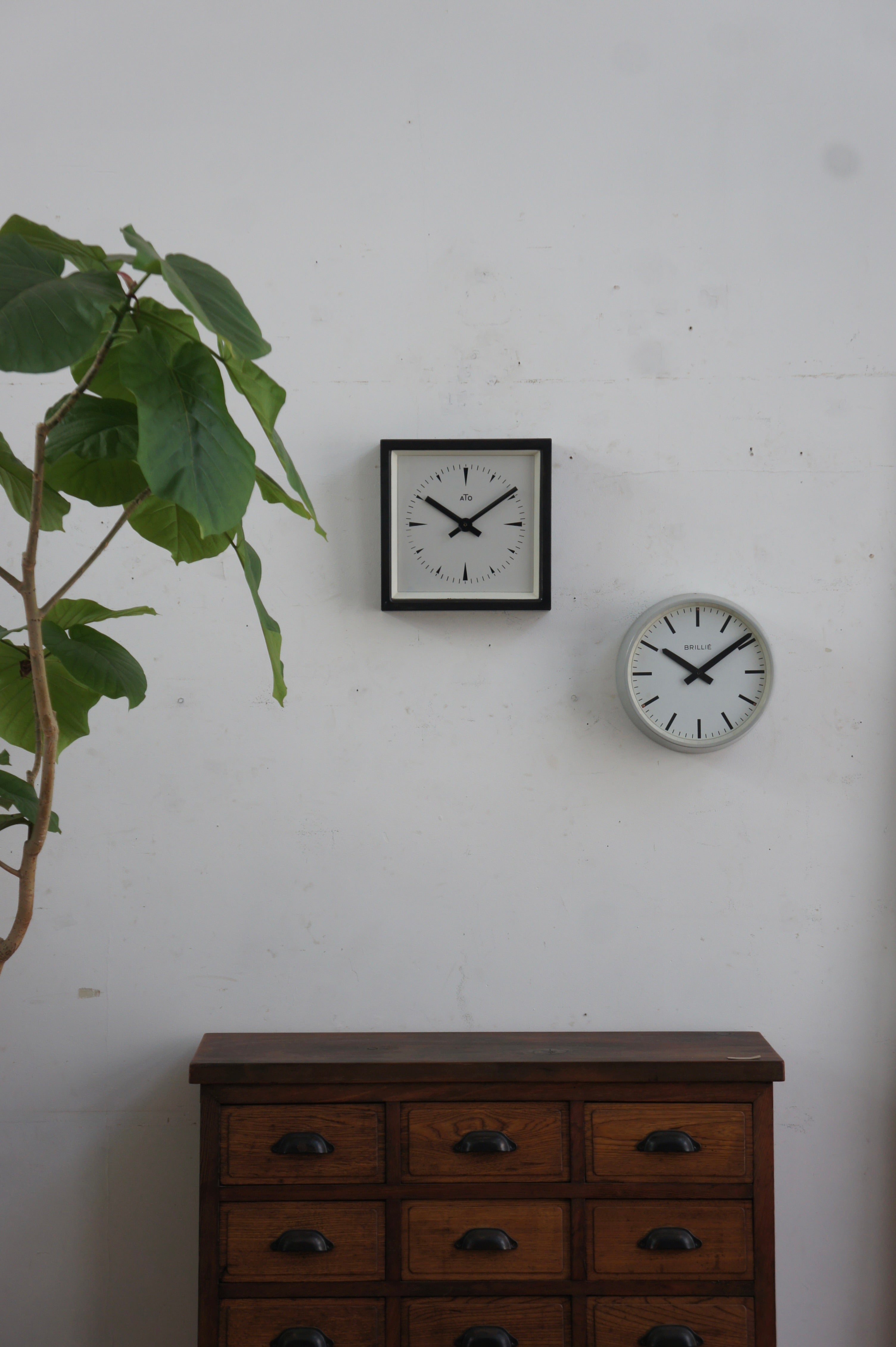 ATO Wall Clock / carré noir – fertravail
