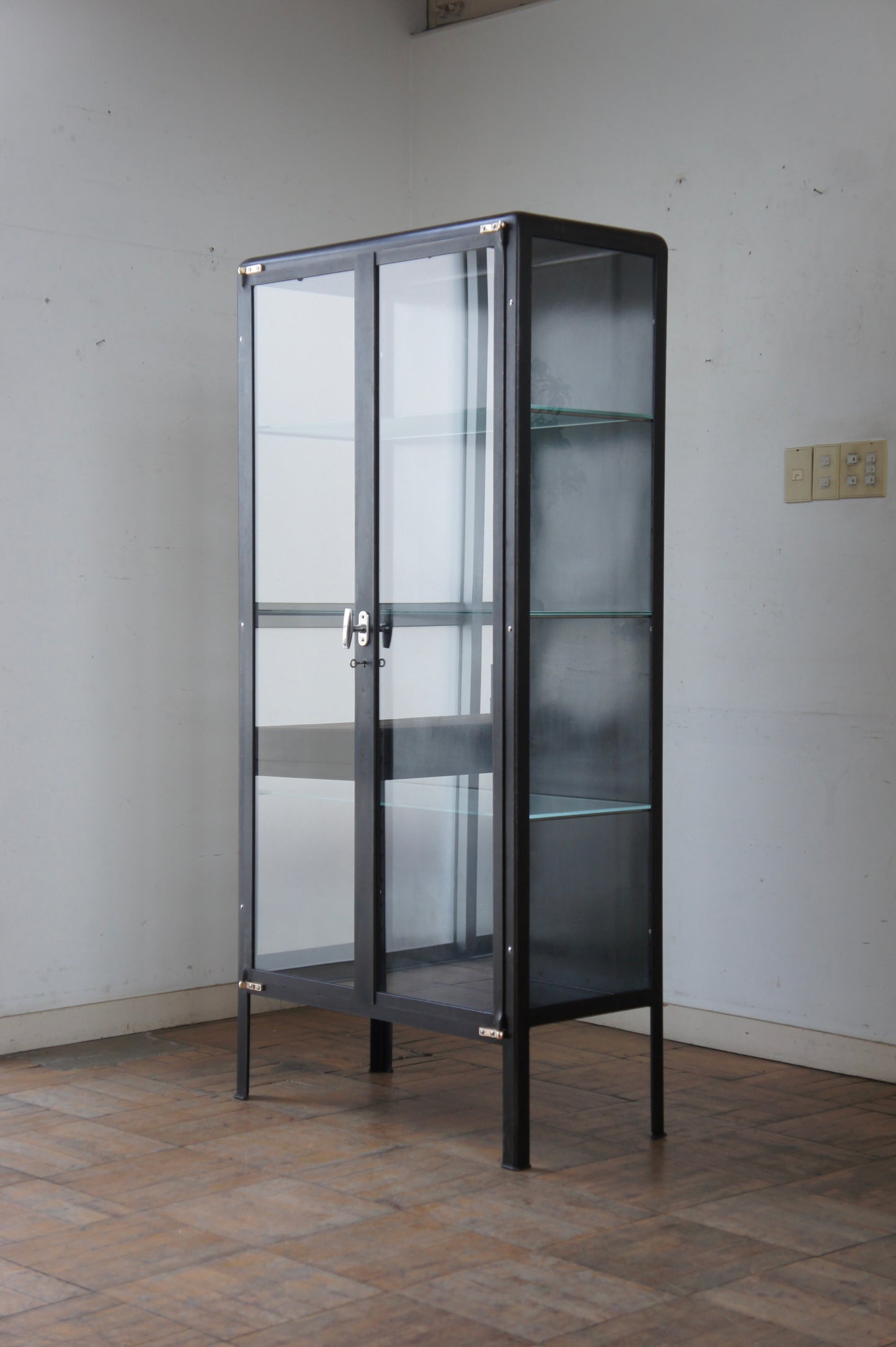 DUFFAUD Medical glass cabinet