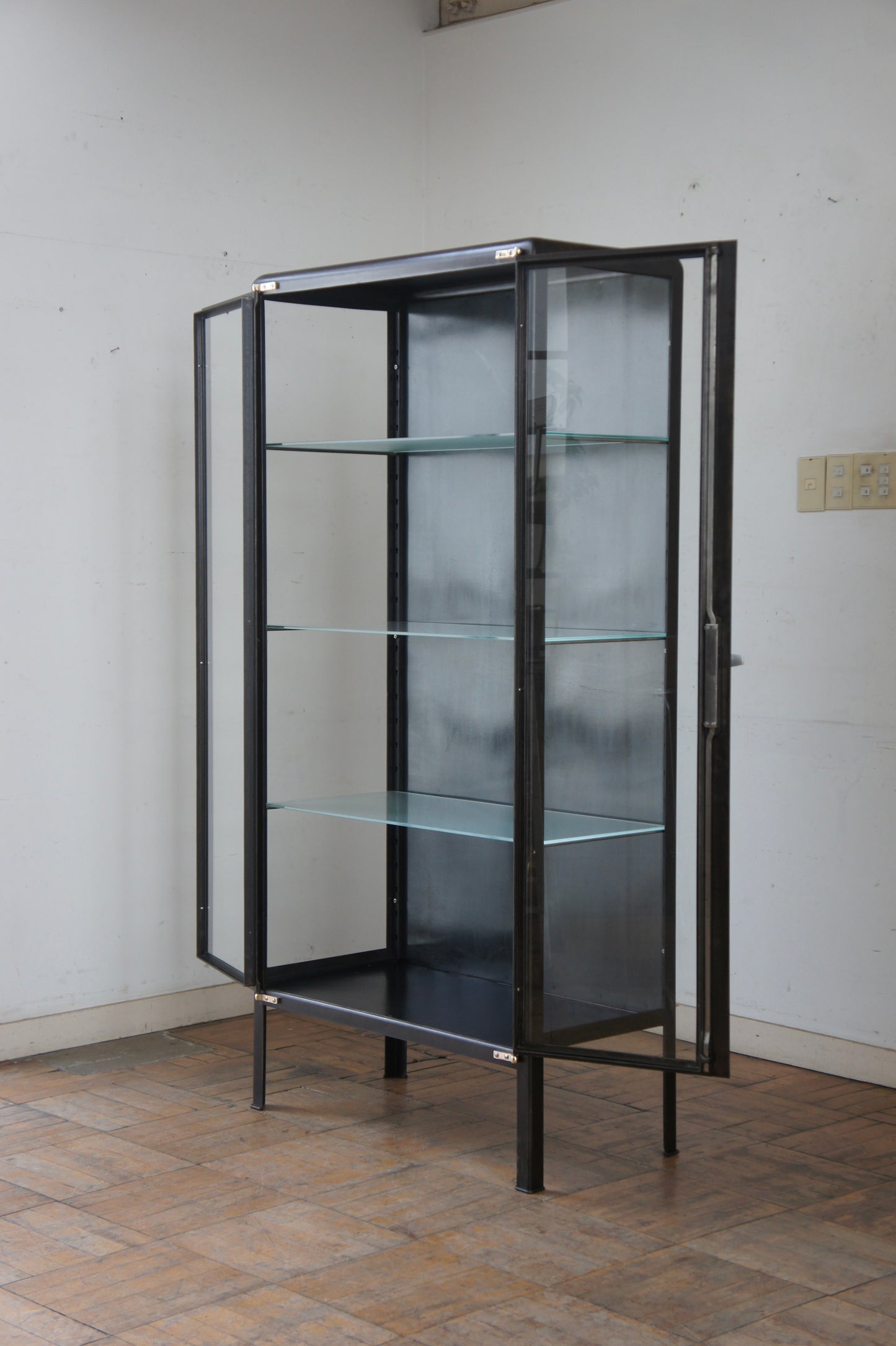DUFFAUD Medical glass cabinet