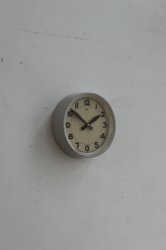 ATO Wall Clock / gris clair