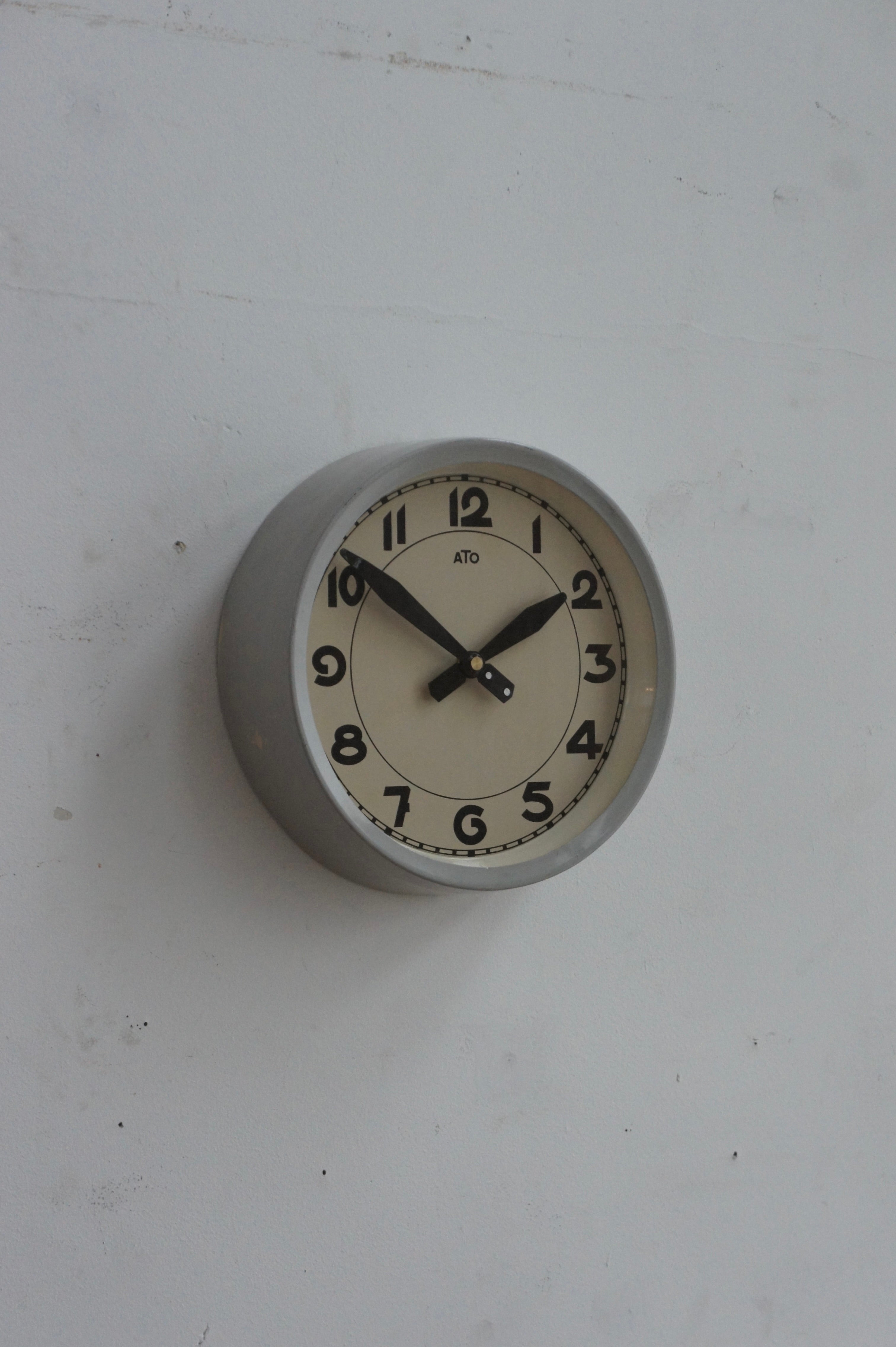 ATO Wall Clock / gris clair – fertravail