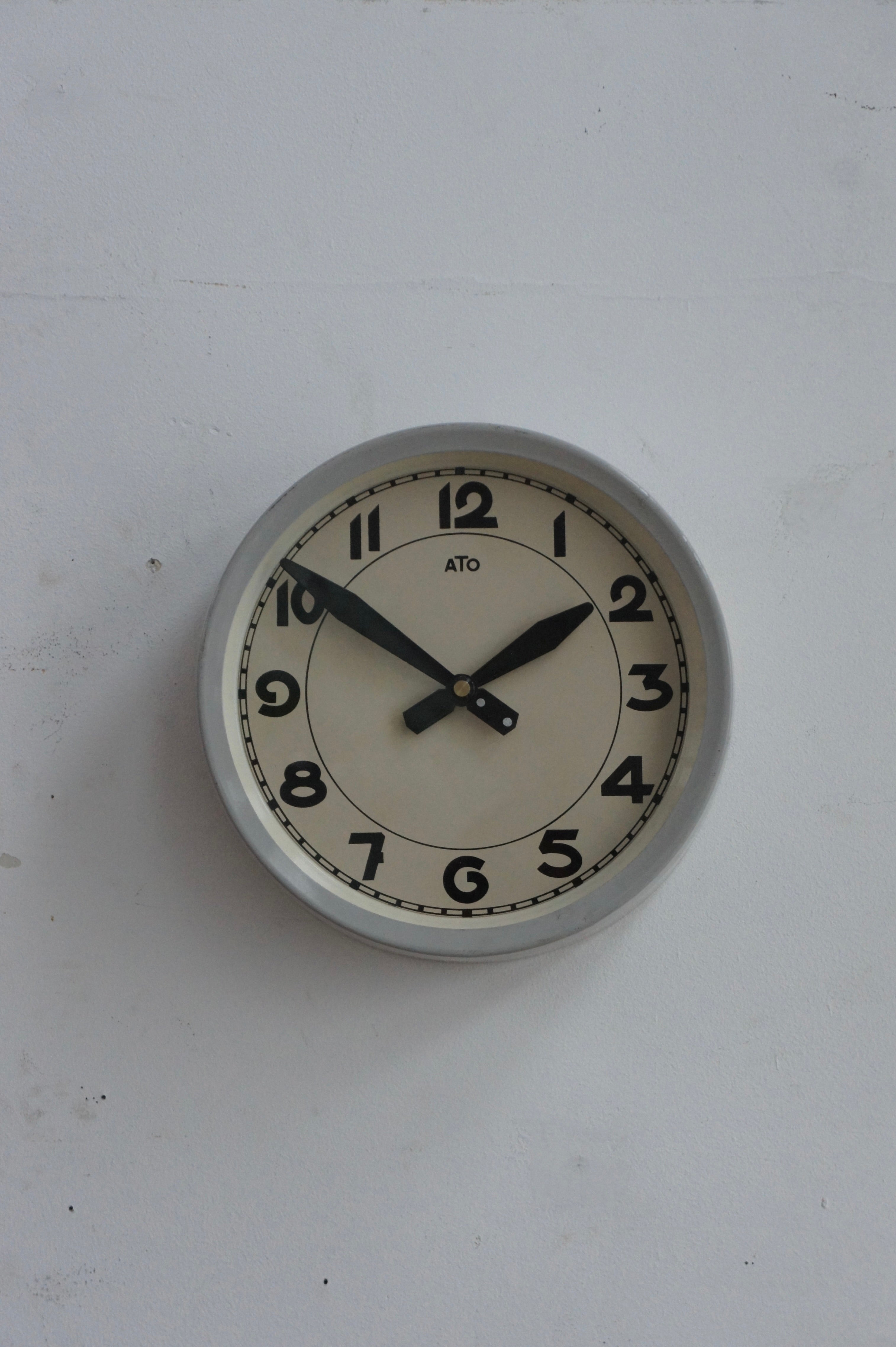 ATO Wall Clock / gris clair – fertravail