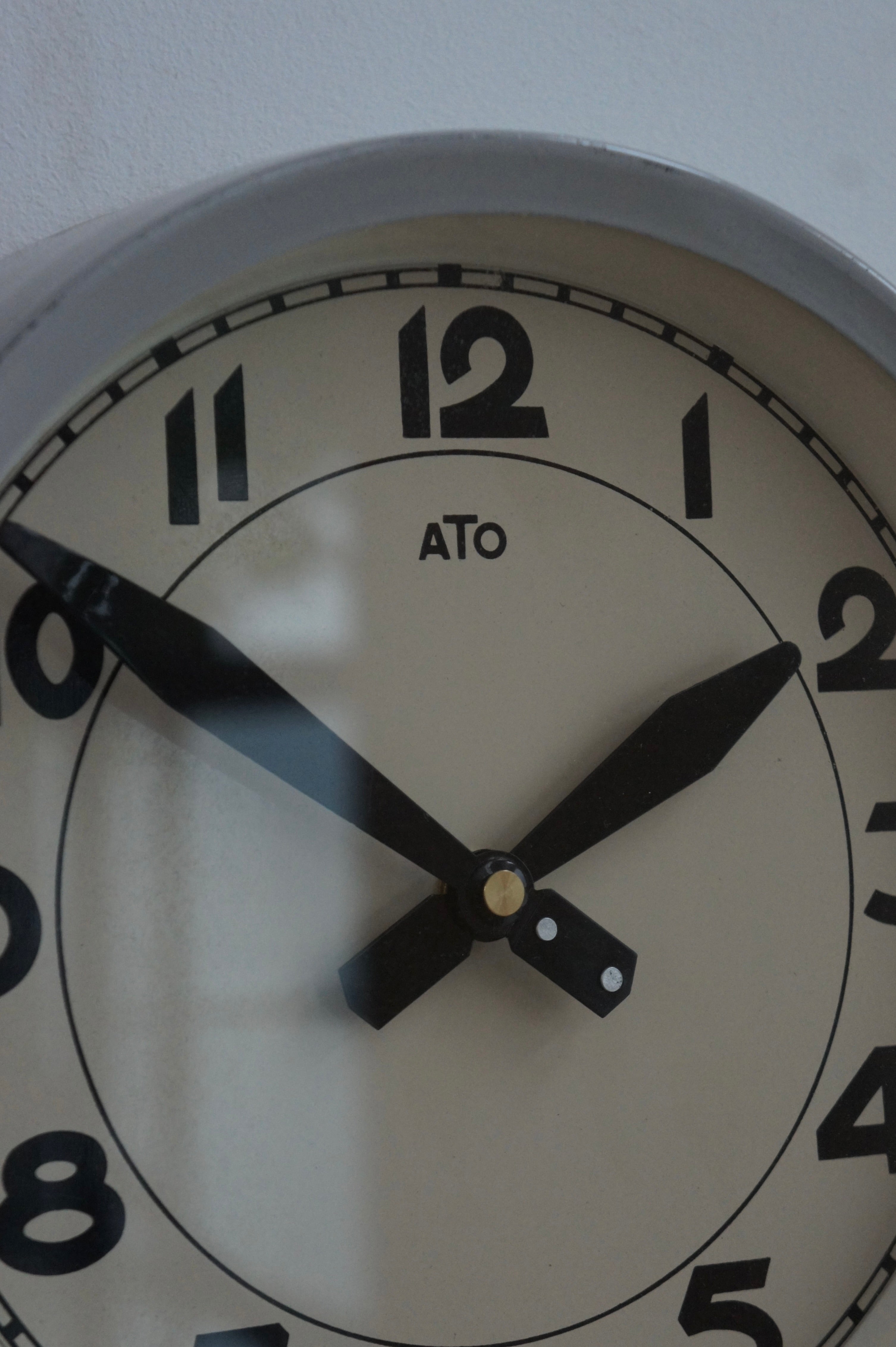 ATO Wall Clock / gris clair – fertravail