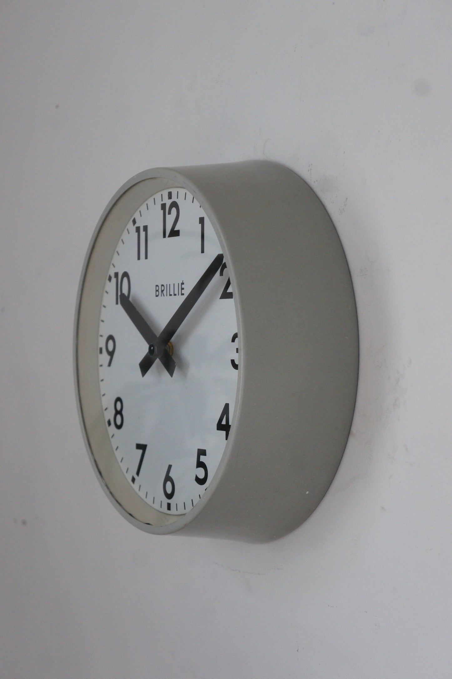 BRILLIÉ Wall clock / gris