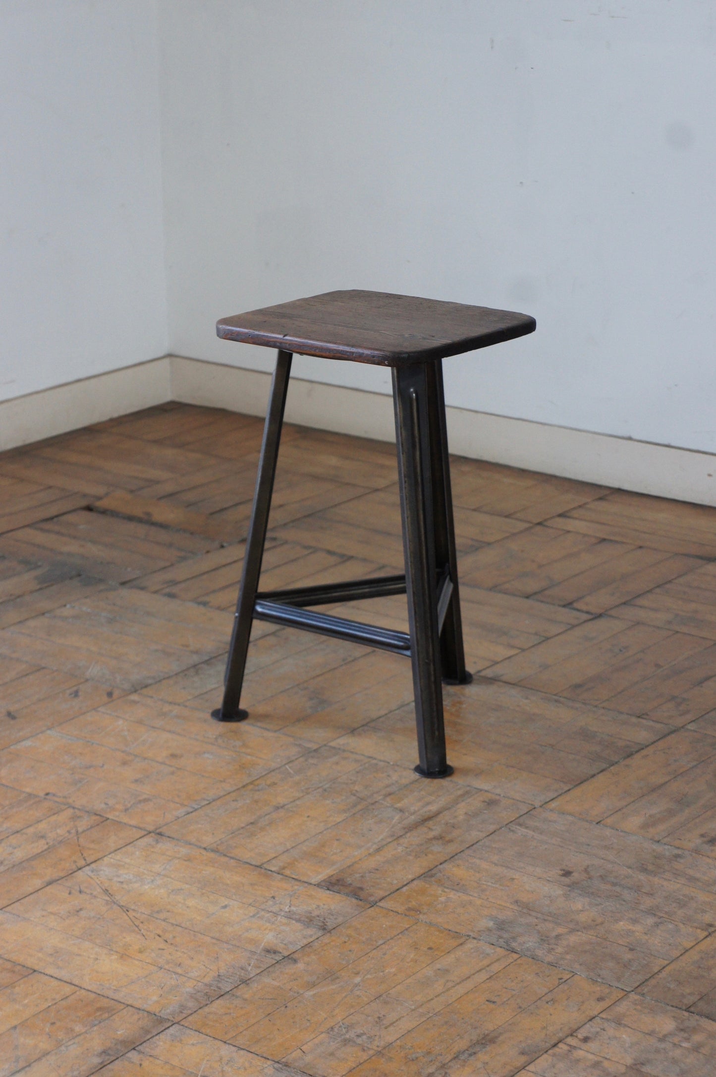 Tripod stool / square seat